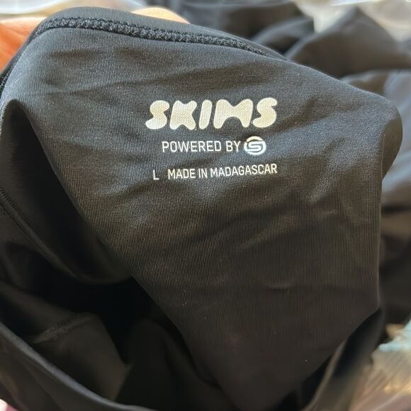 NWT SKIMS PERFORMANCE long-sleeve - Picture 4 of 5